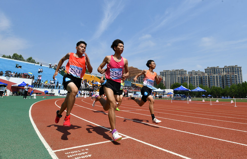 運動員在男子800米比賽中。苑立偉攝