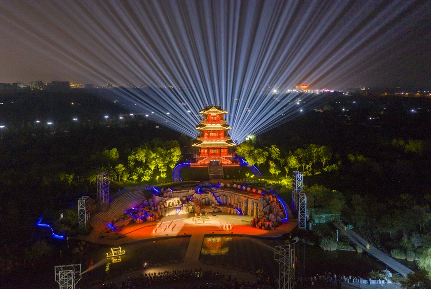7月8日晚，“大美衡水 湖韻千年”大型沉浸式實景演出在衡水園博園首演。 陳康攝