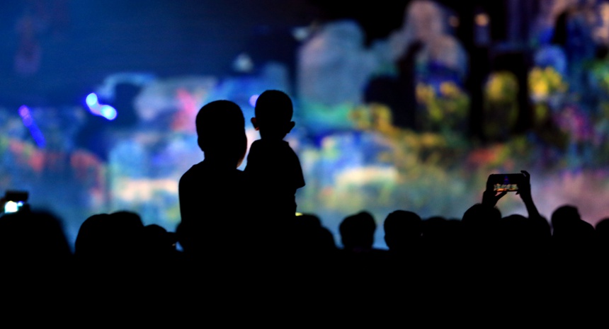 7月8日晚，“大美衡水 湖韻千年”大型沉浸式實景演出，觀眾沉醉其中。陳康攝