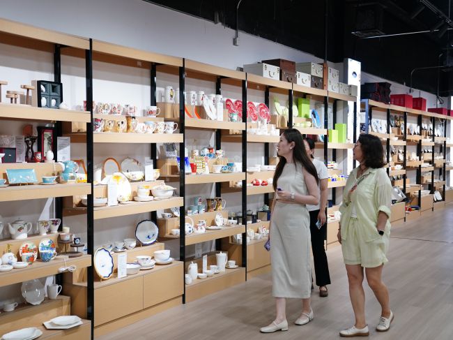 7月10日，采购商在河北出口商品展示中心选购陶瓷制品。孙珞瑜摄