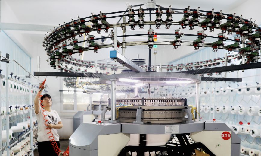 肃宁县一家纺织服装企业工人在车间工作。刘巨雷摄