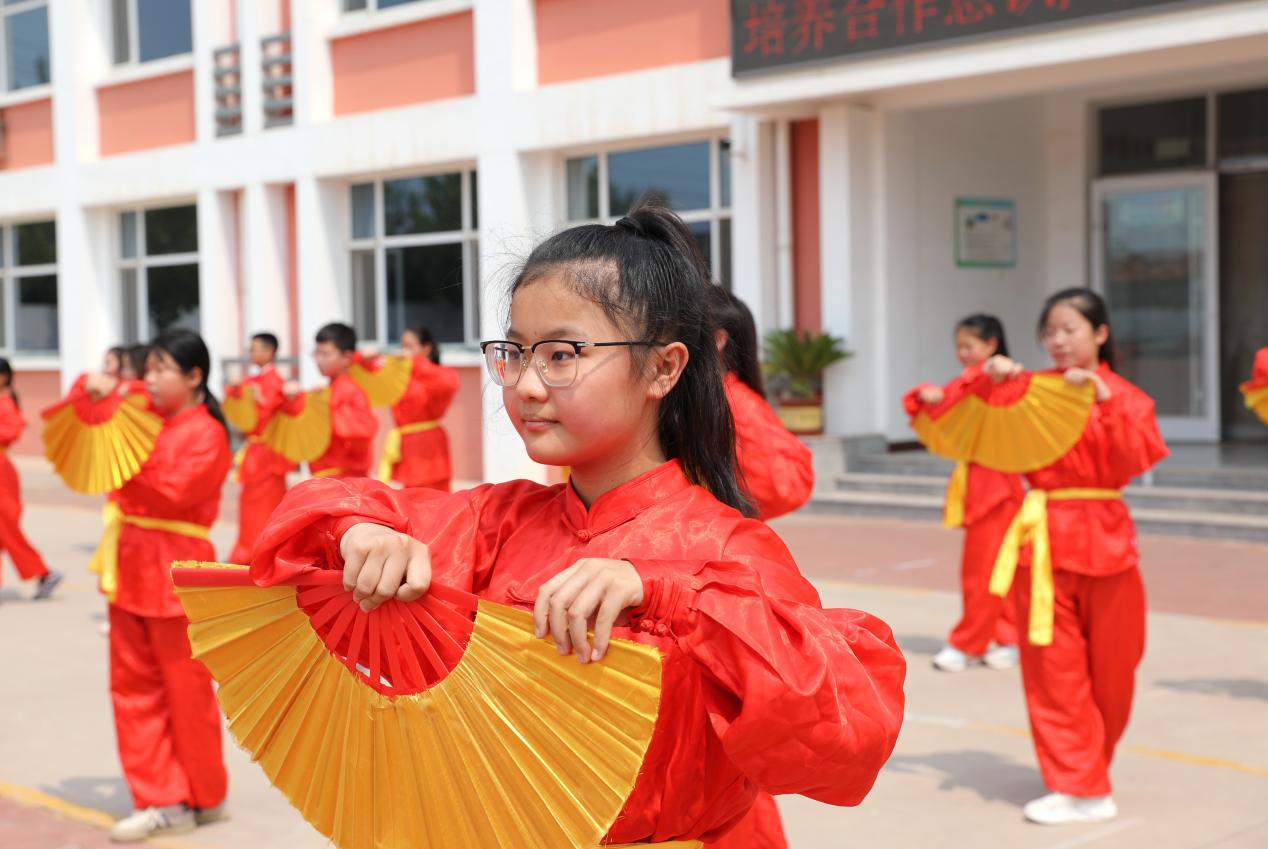 7月10日，滄縣汪家鋪鎮董辛庄小學學生習練功夫扇。田博攝