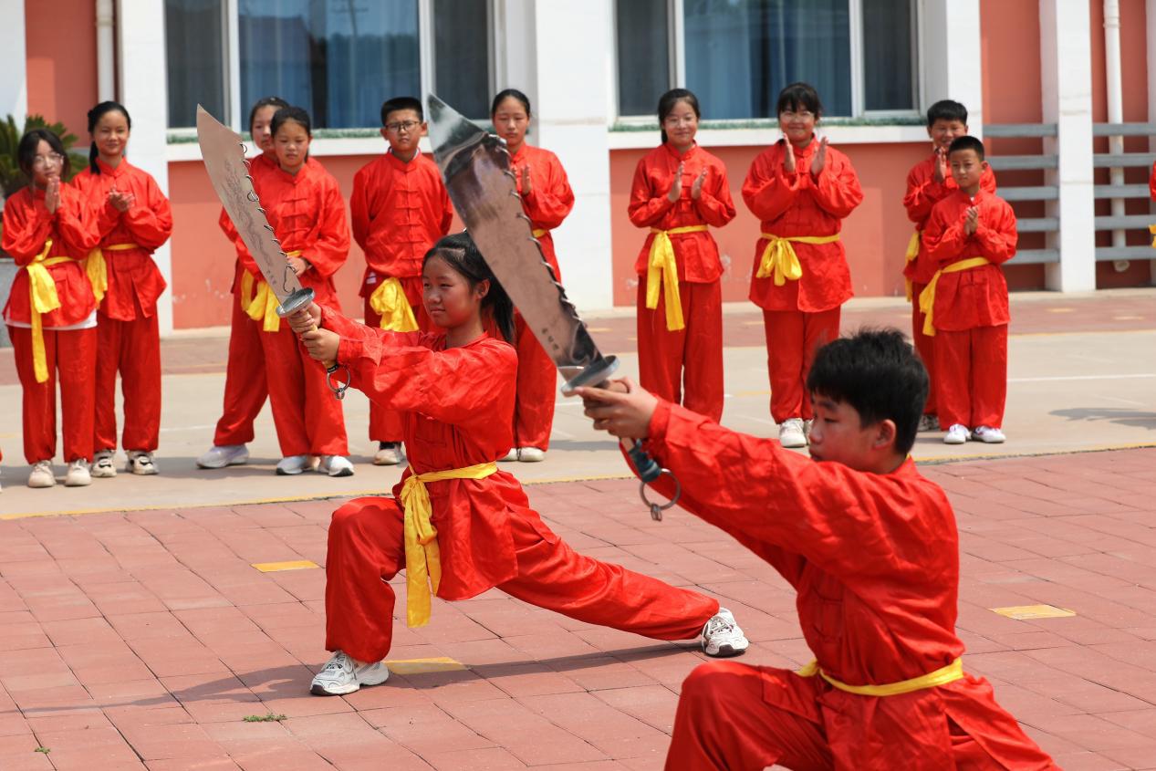 7月10日，滄縣汪家鋪鎮董辛庄小學學生表演九環刀。田博攝