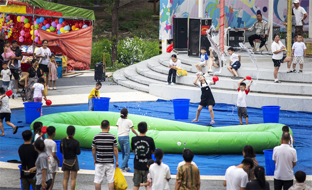 7月13日，在河北省邯鄲市園博園，游客在潑水狂歡。聶長青攝