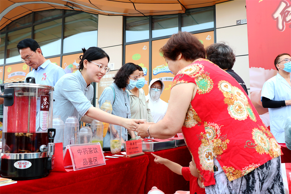 居民们品尝中药茶饮。王杰摄