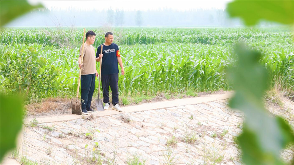 巡河队员在分水口检查。赵华靖摄