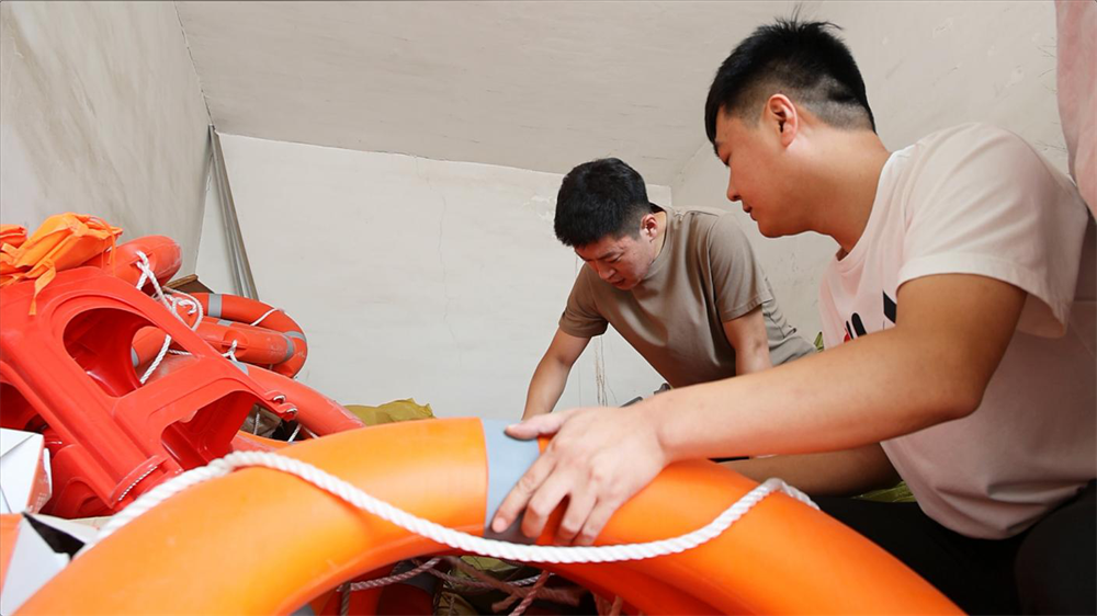 乡镇工作人员核对应急防汛物品。赵宇摄
