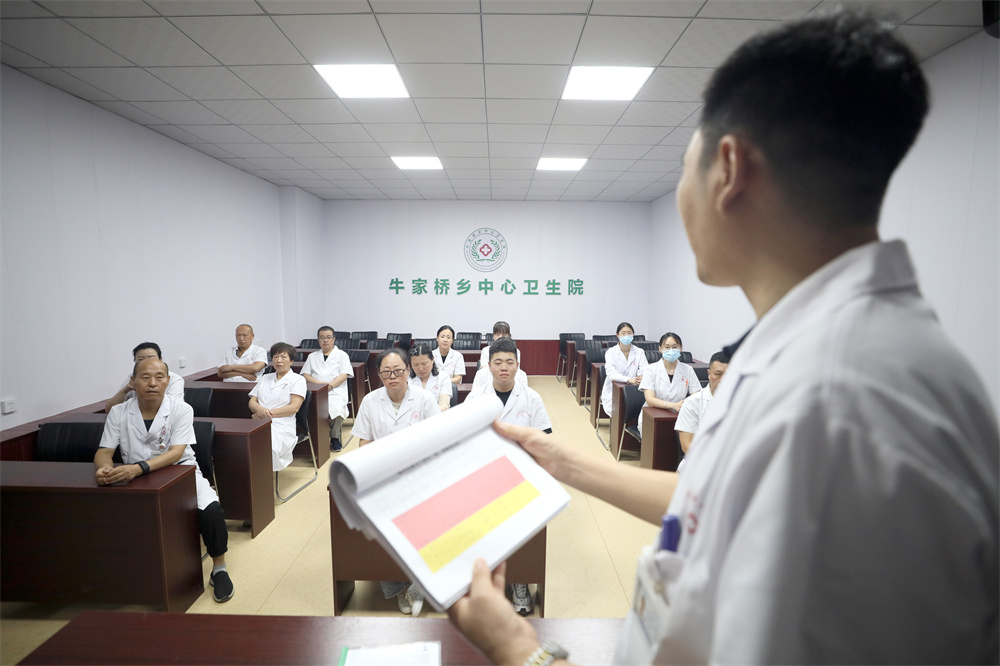 7月21日，河北省隆尧县牛家桥乡中心卫生院正在组织开展家庭签约医生“红黄绿”三色管理培训。张岭摄