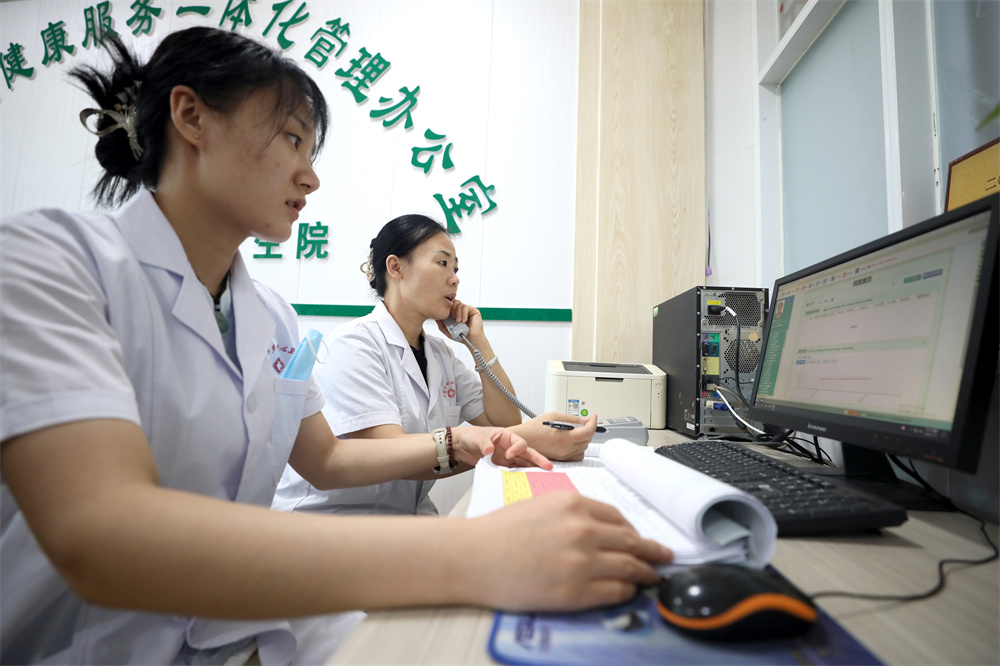 7月21日,在河北省隆尧县牛家桥乡中心卫生院,家庭签约医生对“红黄绿”三色管理人员进行电话随访。张岭摄