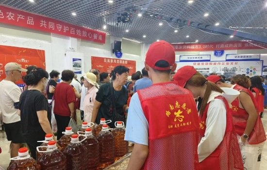 路南区青年志愿者热情接待市民群众。提梦瑶摄