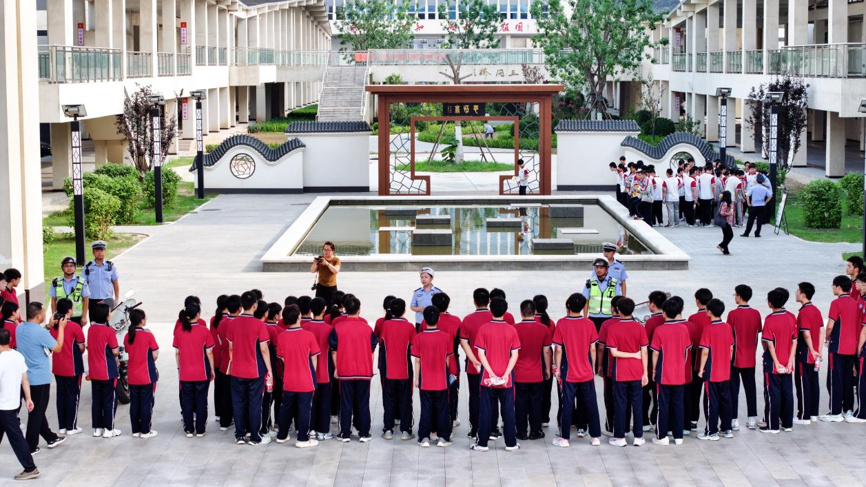 7月23日,在易县第三中学,易县公安局宣教民警为同学们讲解道路安全注意事项。杨增红摄