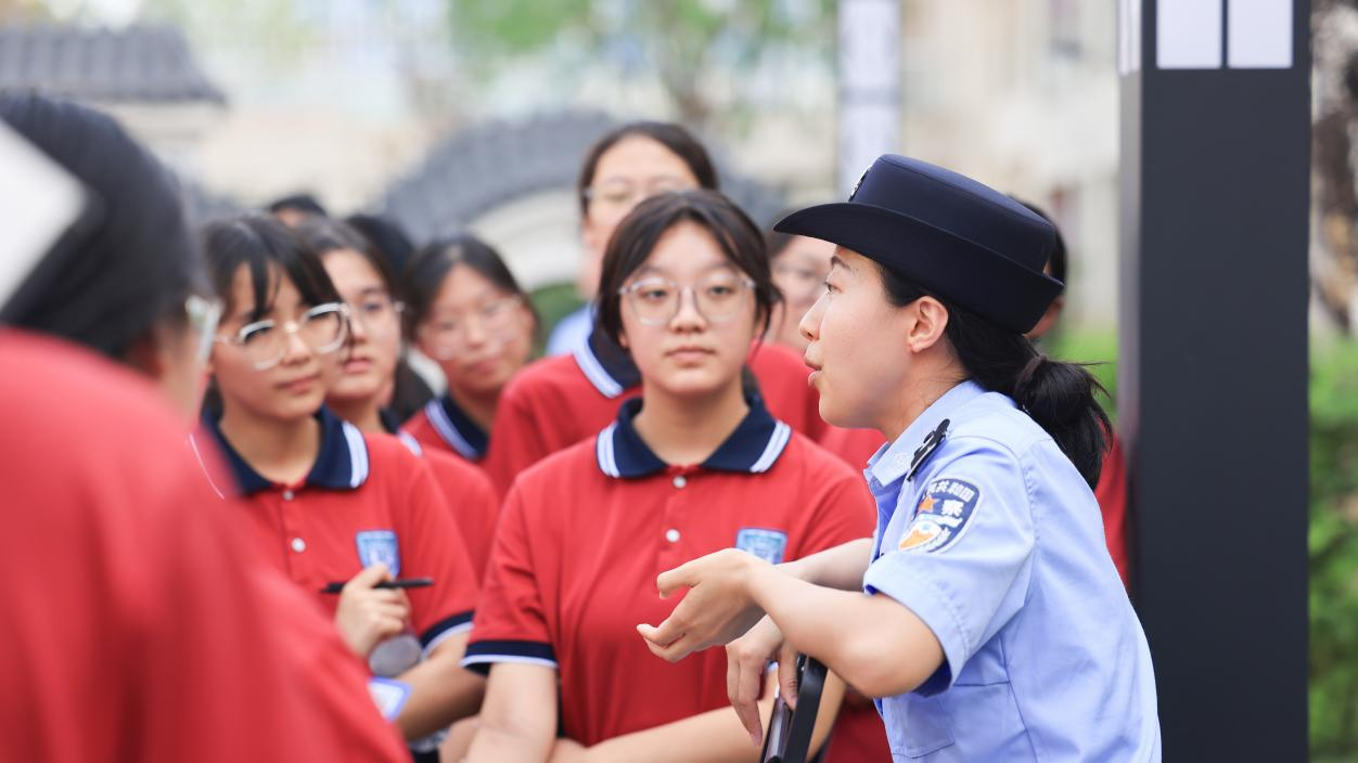 7月23日,易县公安局禁毒大队民警为同学们讲解如何辨别新型毒品的伪装,告诫同学们一定要知法、守法,自觉抵制和远离毒品侵害。 杨增红摄