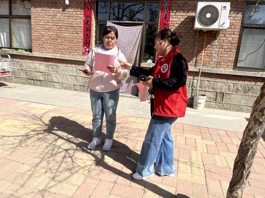 理論特派員李珍入戶講政策。張蘭攝