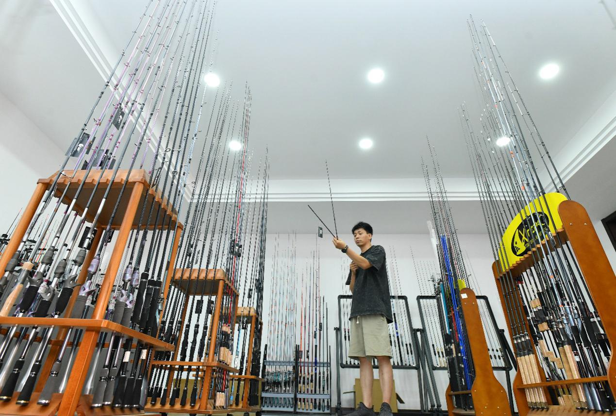 7月23日，工人在肃宁县一家鱼竿渔具企业展品室整理鱼竿。苑立伟摄