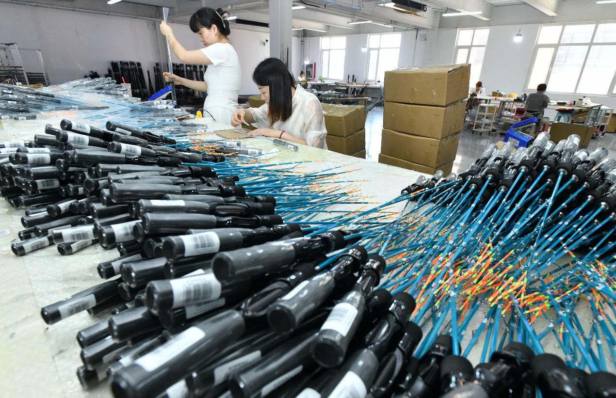 7月23日，工人在肃宁县一家鱼竿渔具企业生产车间工作。苑立伟摄