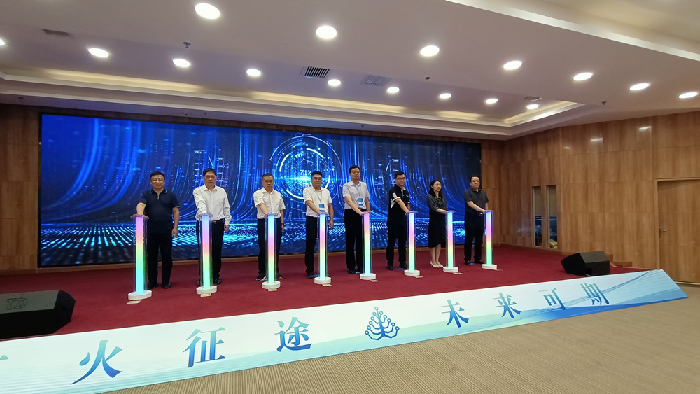 参会嘉宾共同按动启动柱，开启“百园百校万企创新合作行动保定高新区系列活动”并宣布大赛正式开赛。孙悦摄
