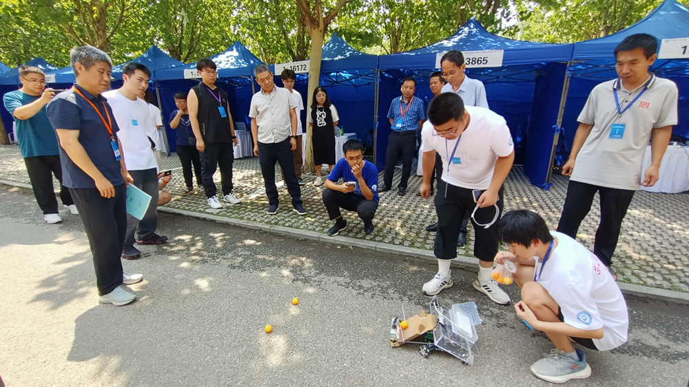 参赛选手为评审老师演示参赛作品。孙悦摄