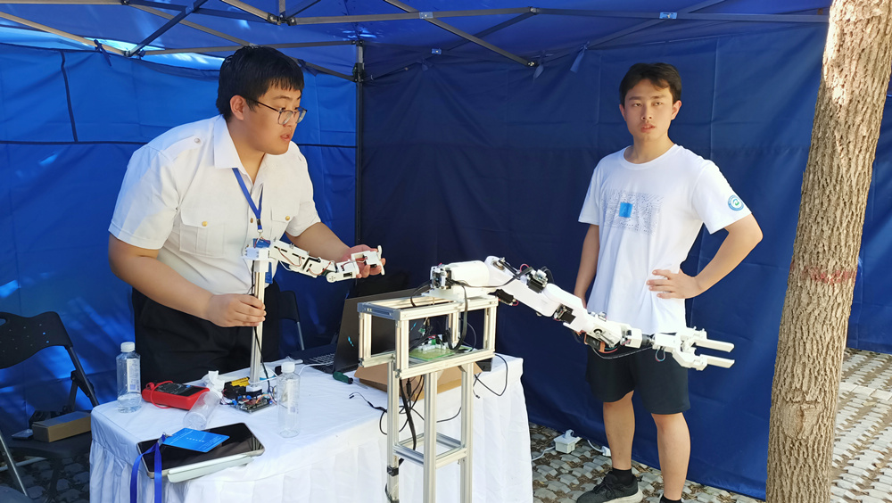 参赛选手对参赛作品进行调试。孙悦摄