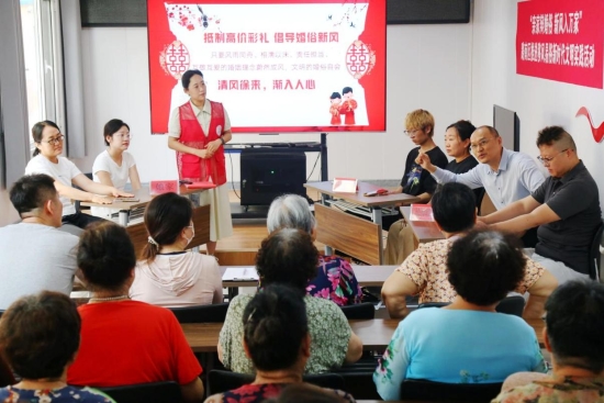 “親家”辯婚俗活動現場。劉大民攝