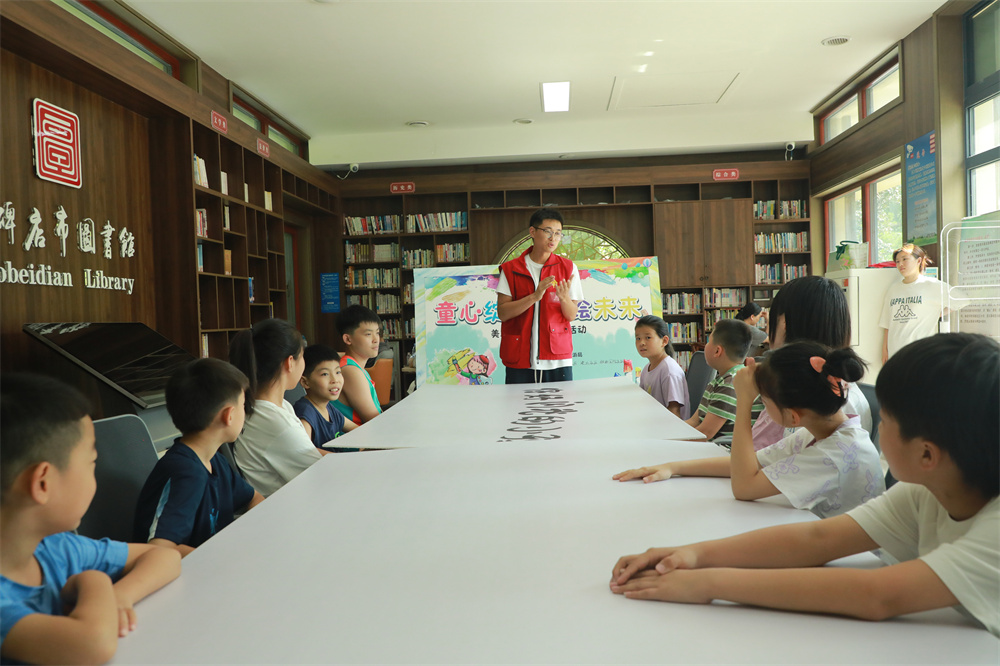 7月27日，在高碑店市植物園的智慧書屋，高碑店市興華路街道組織轄區內各社區聯合開展“童心綻放·共繪未來”美術公益課堂系列活動。馬凱攝
