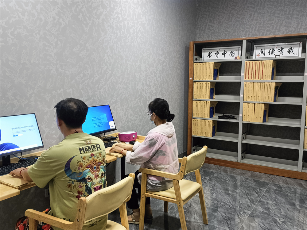 活動現場，盲人朋友在盲文讀書室體驗無障礙閱讀設施。張鵬攝