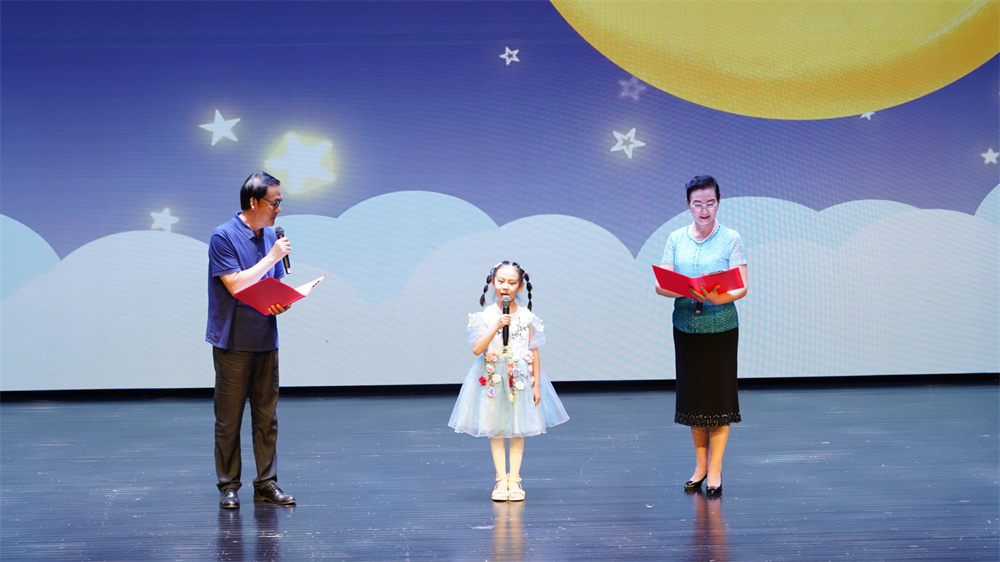 活動現場，演員們誦讀由自閉症兒童創作的詩朗誦《守護星星的孩子》。張盛迪攝