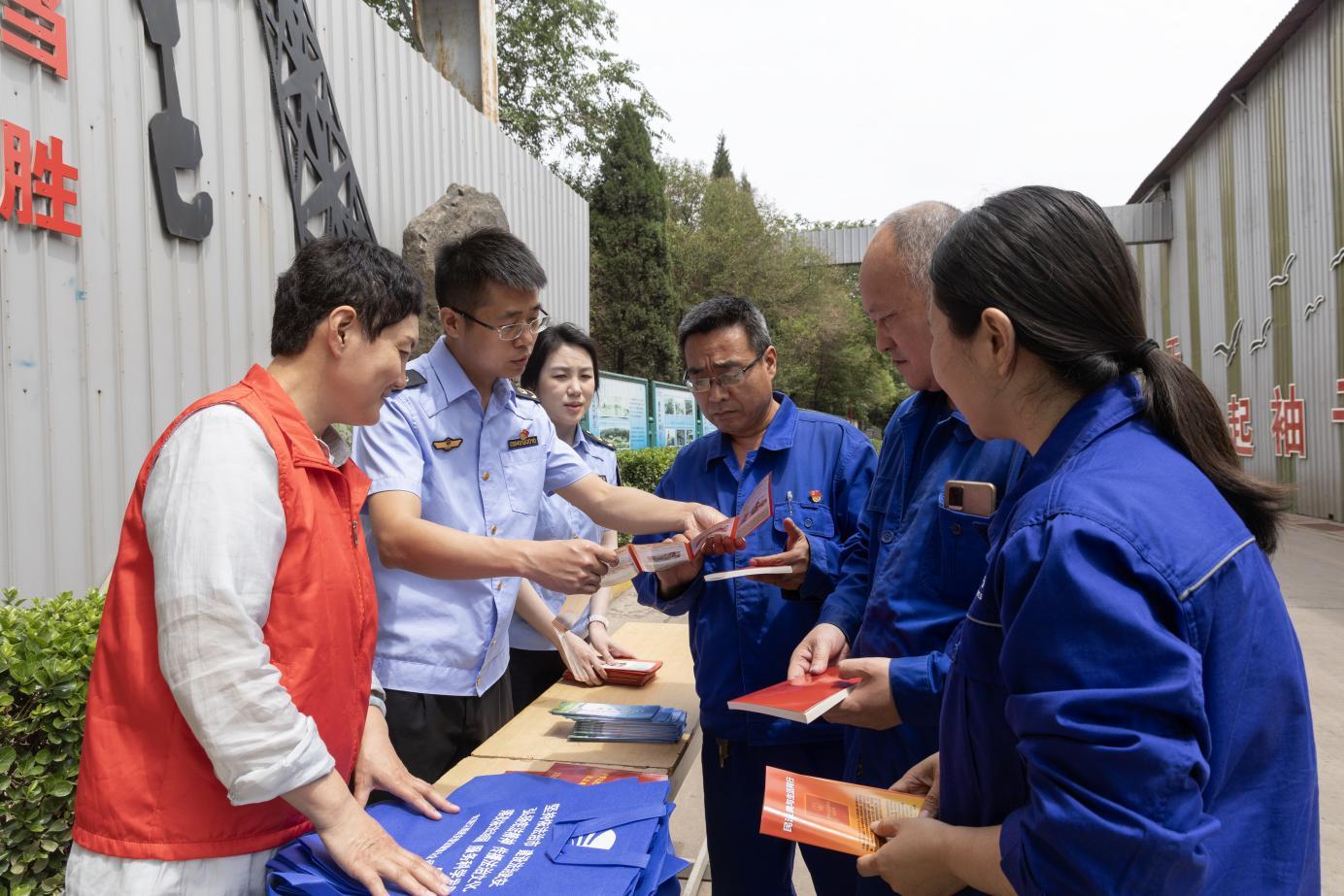 武安市市场监管局工作人员开展普法宣传进企业活动。李树锋摄