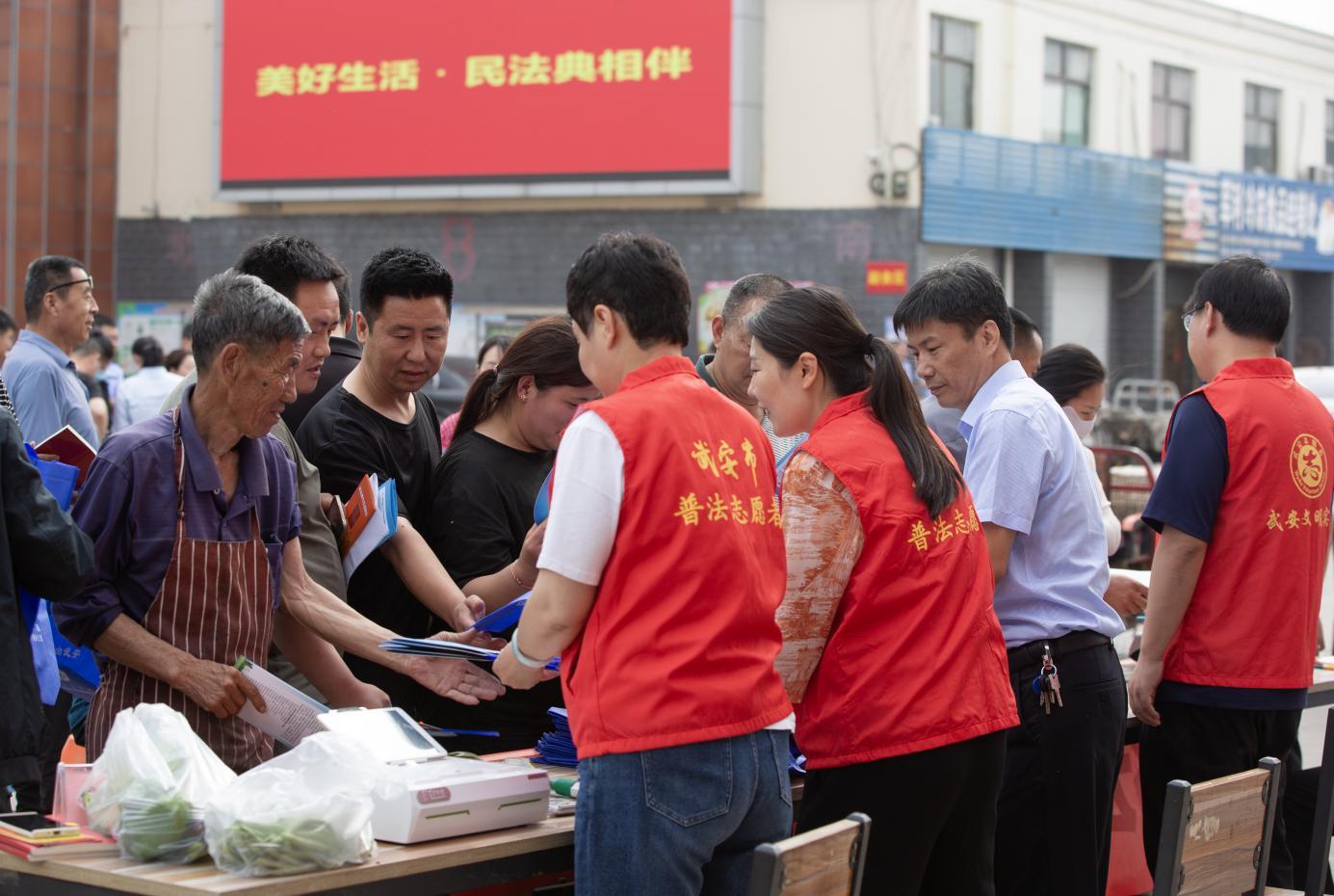 武安市市场监管局工作人员开展普法宣传进市场活动。李树锋摄