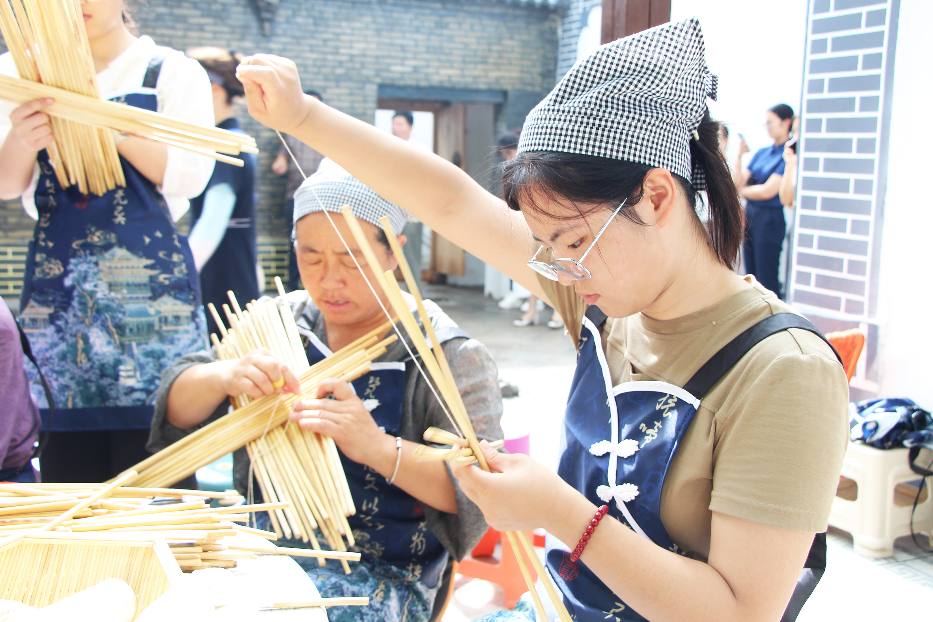 7月26日,在高阳县斗洼村“保定小院”,学生学做箅帘。司秀花摄