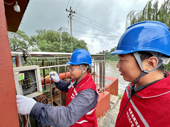 國網趙縣供電公司工作人員到洨河泵站檢查用電設備。王晨赫攝
