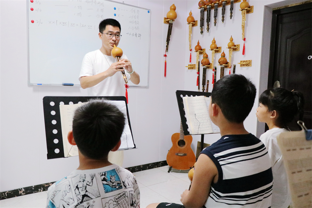 老師現場教授葫蘆絲的指尖動作。王杰攝