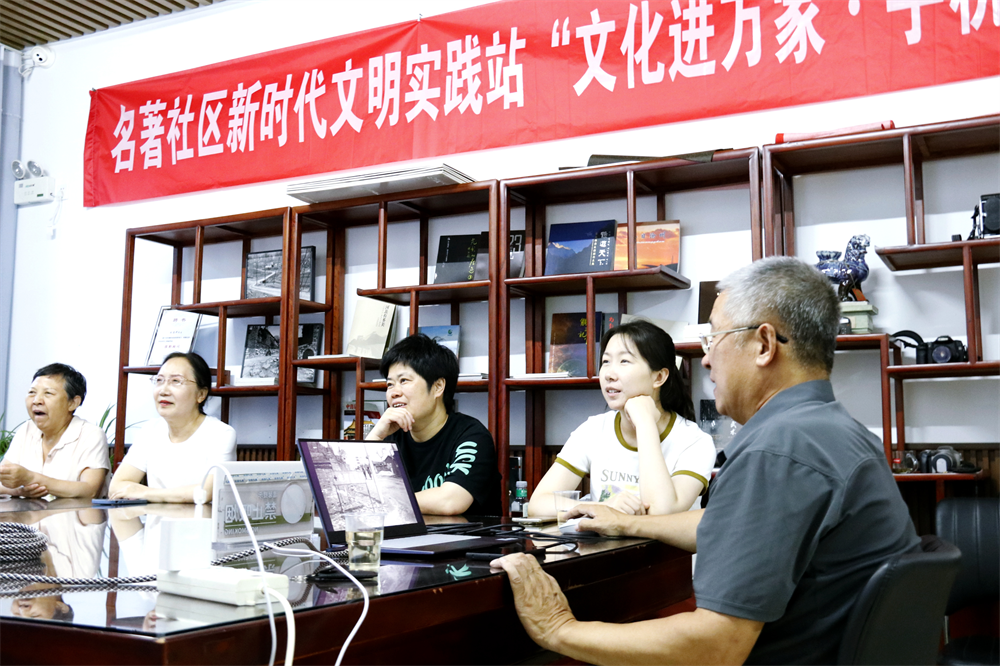 滄州市運河區手機攝影夜校的專業老師與學員一起賞析照片。閆銘正攝