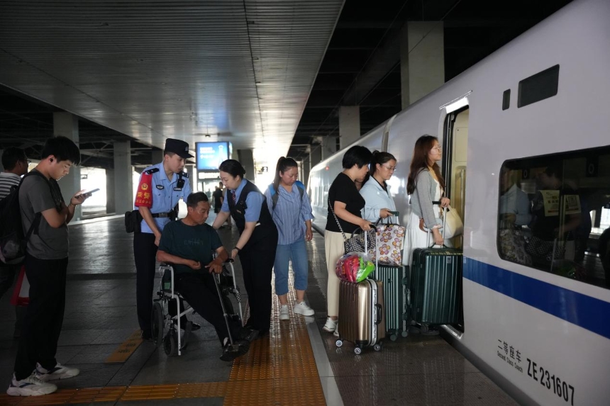 乘警幫扶重點旅客乘車。賈義涵攝