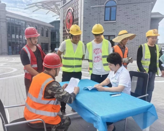 醫護人員為建國裡改造項目建設工人免費體檢。李嘉攝