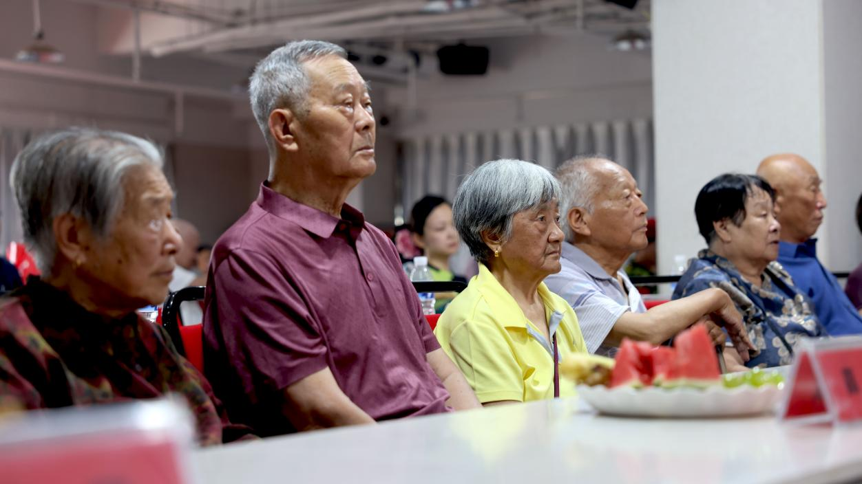 老人們認真觀看精彩的演出。張欣茹攝