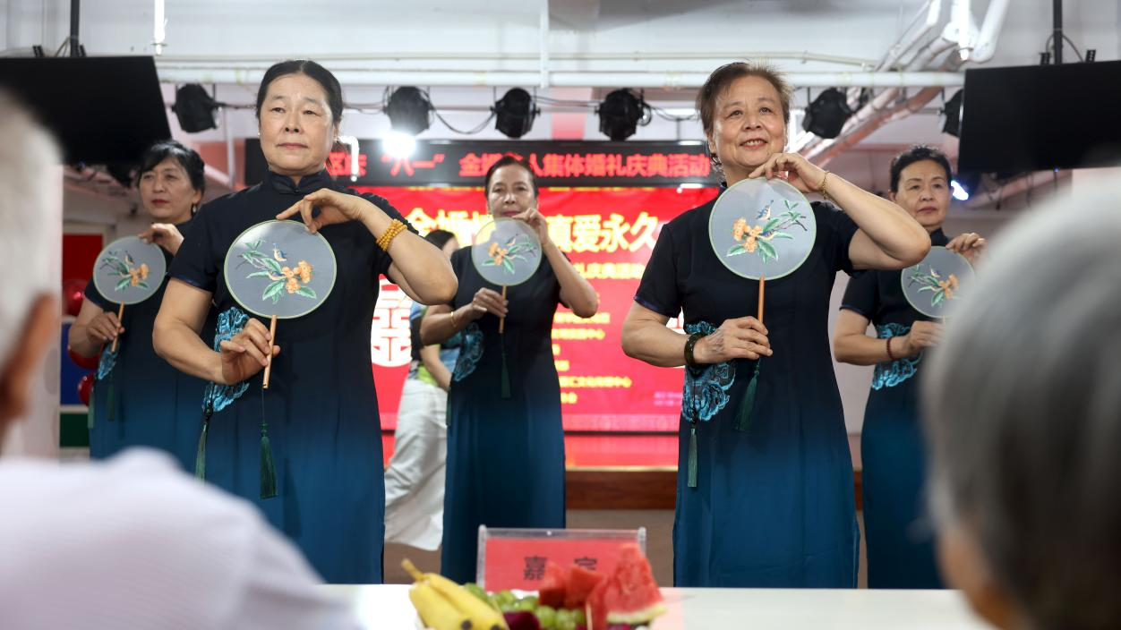 志願服務隊為老人們送去合唱、舞蹈、情景劇等演出。張欣茹攝