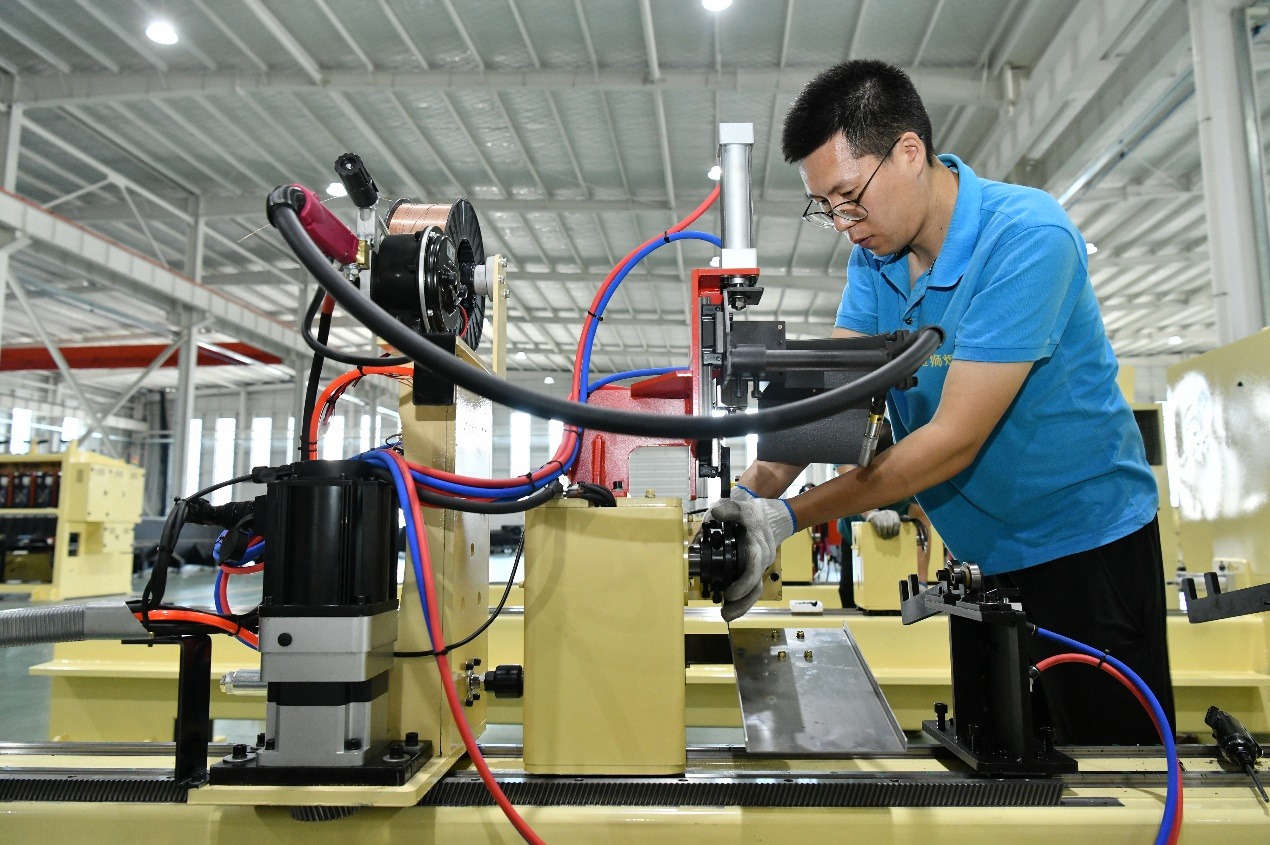 7月24日，工人在任丘市金獅智能機器人有限公司生產車間工作。苑立偉攝