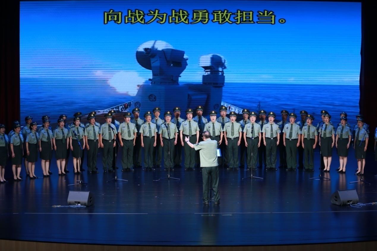 大合唱《威武沧州舰》。殷实摄