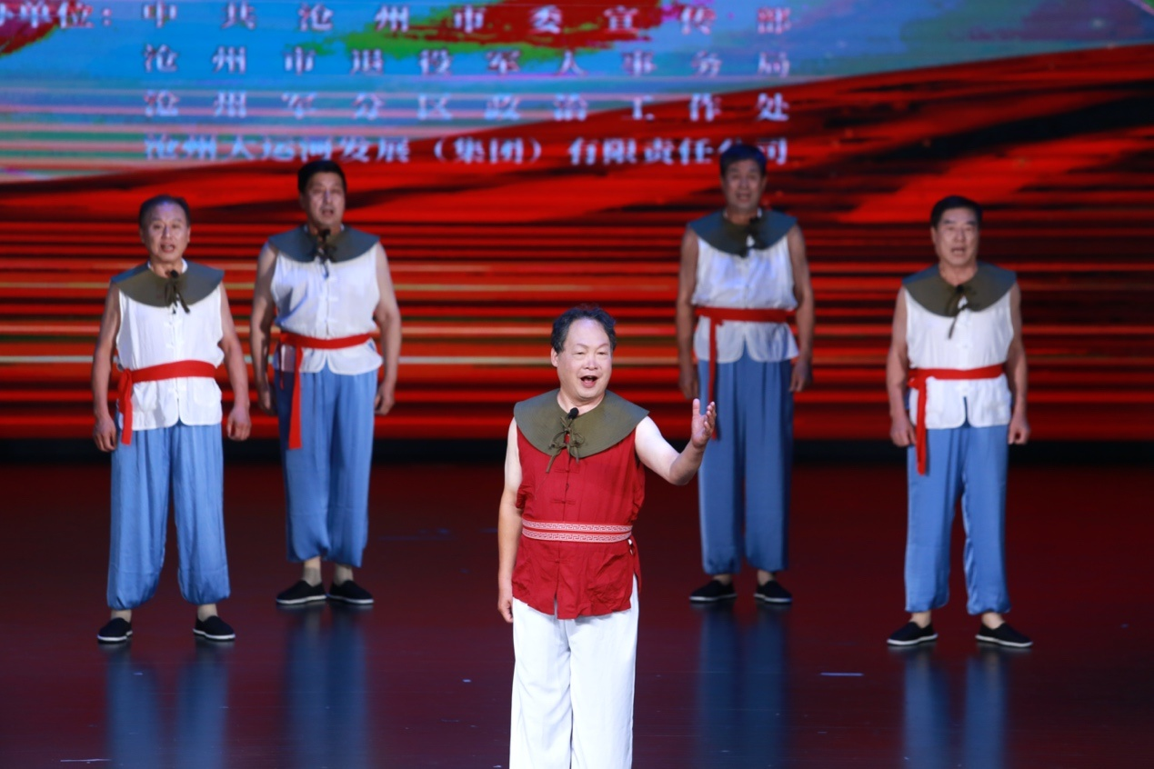 男声演唱《抗洪号子》。殷实摄