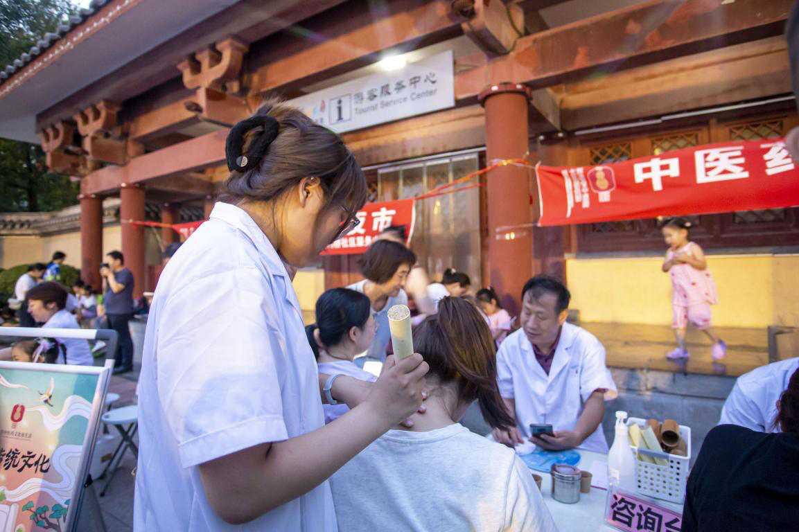 中醫專家在為群眾艾灸。聶長青攝