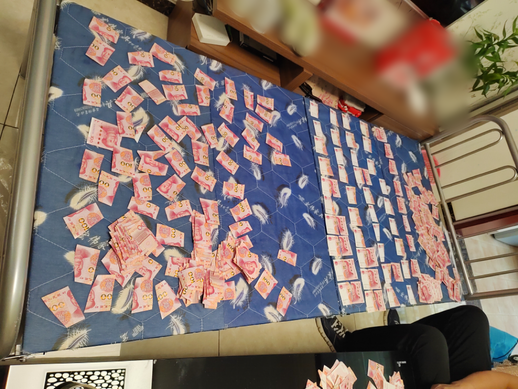 工行石家庄開發區裕西支行整理殘幣現場。工行河北省分行供圖