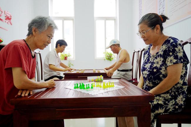 乐亭县老年居民在日间照料站下棋。侯亚婷摄