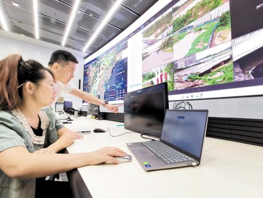 7月30日,临空经济区(廊坊)数智城市运营中心工作人员正在实时监测雨情。纵览新闻记者李金花摄