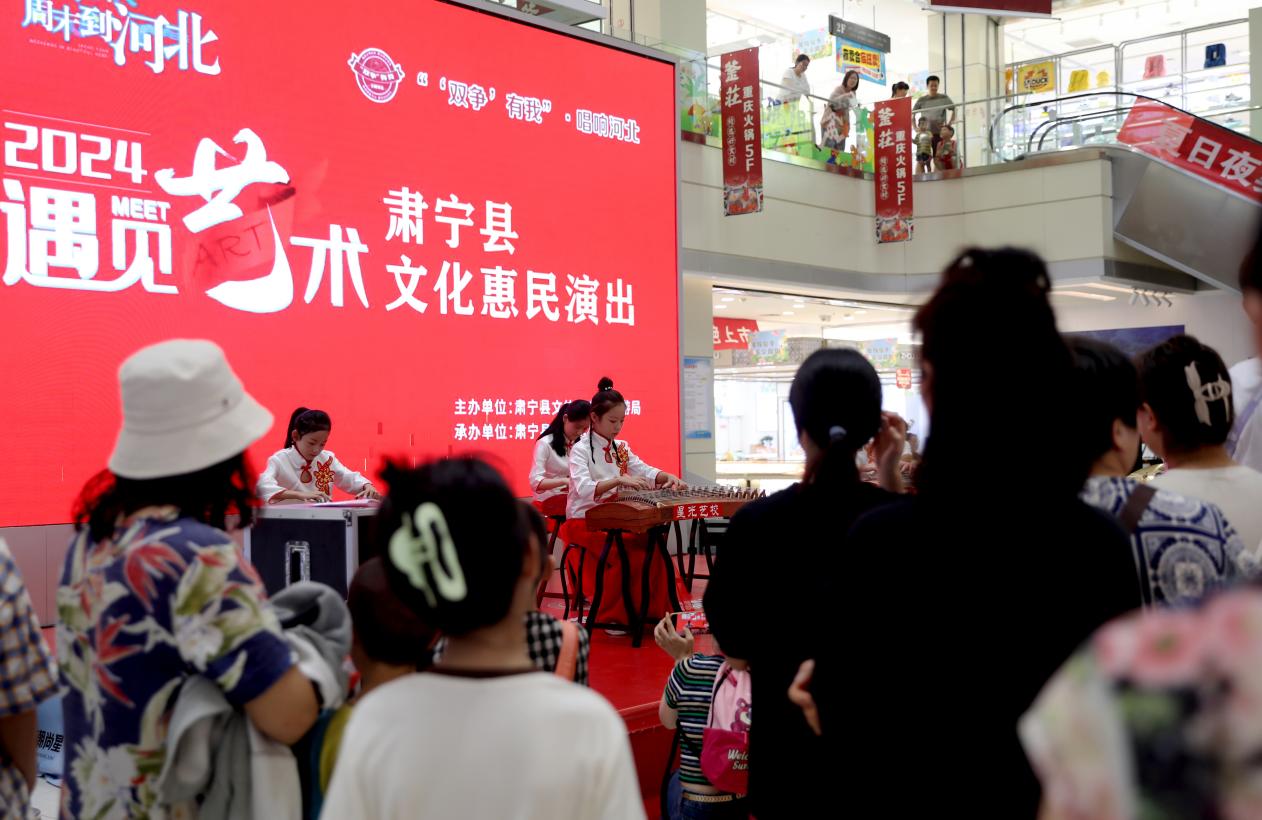 古筝齐奏《战台风》。刘巨雷摄