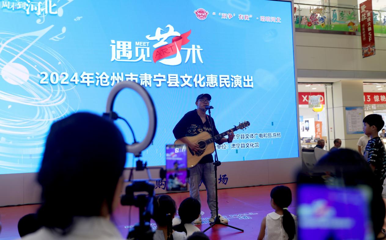 吉他弹唱《海阔天空》。刘巨雷摄
