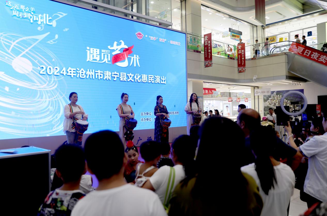 非洲鼓齐奏《小宝贝》。刘巨雷摄