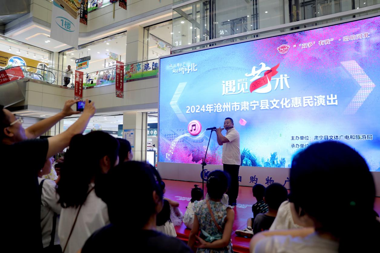 笛子独奏《扬鞭催马运粮忙》。刘巨雷摄