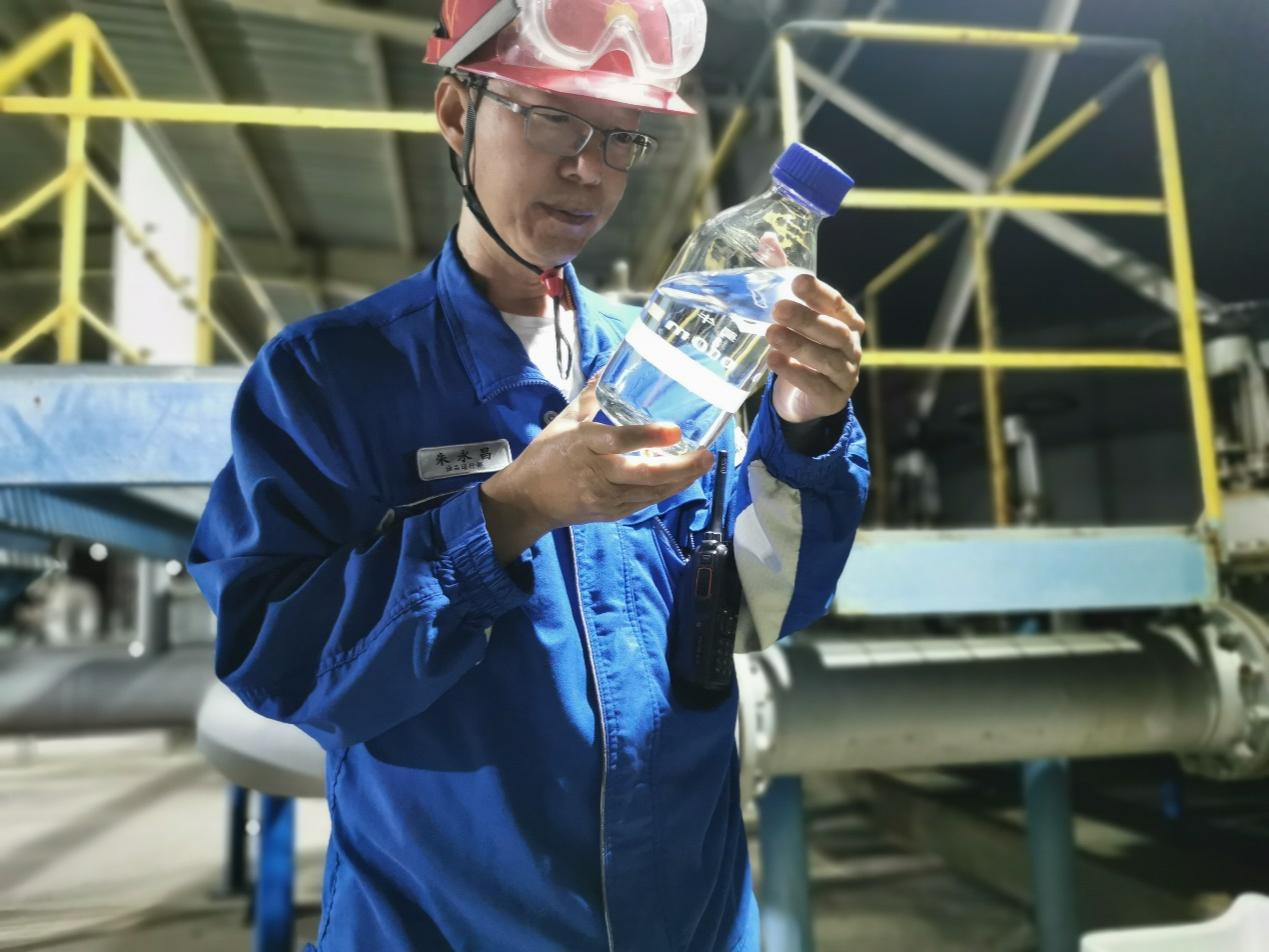 儲運部員工進行採樣操作。孫海燕攝