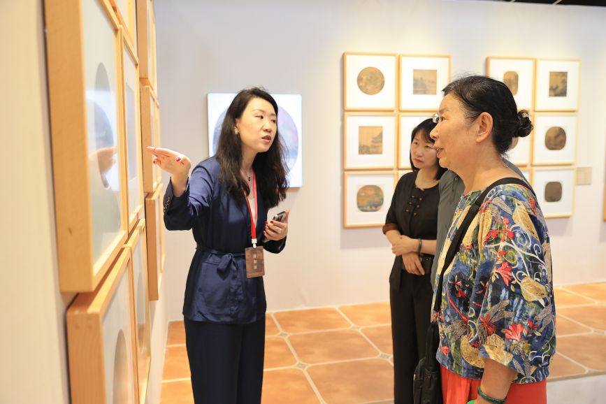 北戴河劳动人民文化宫内,工作人员正在讲解展品。北戴河区委宣传部供图