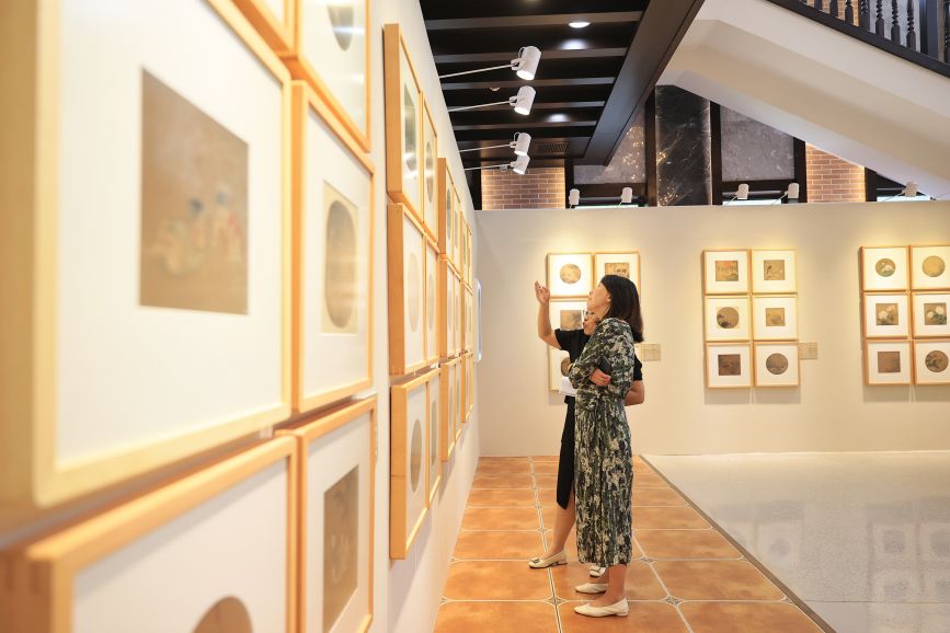 观众在展区观看特展。北戴河区委宣传部供图